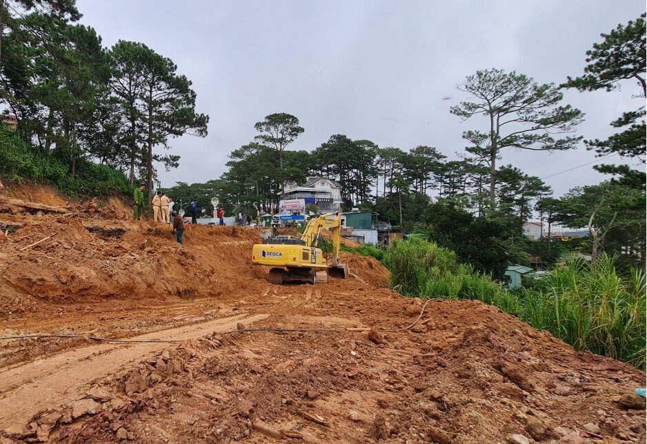 Đà lạt: Sạt lở đất khi thi công mở rộng đèo Prenn làm 2 người tử vong