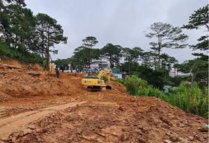 Đà lạt: Sạt lở đất khi thi công mở rộng đèo Prenn làm 2 người tử vong
